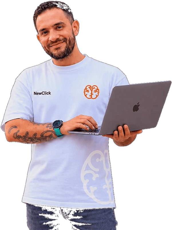 Integrante del equipo de New Click trabajando con un portátil