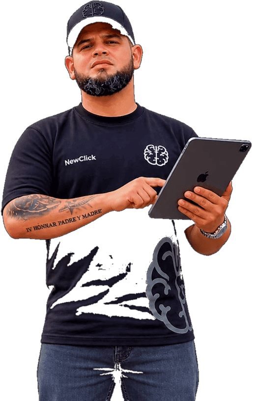 Integrante del equipo de New Click con una tableta